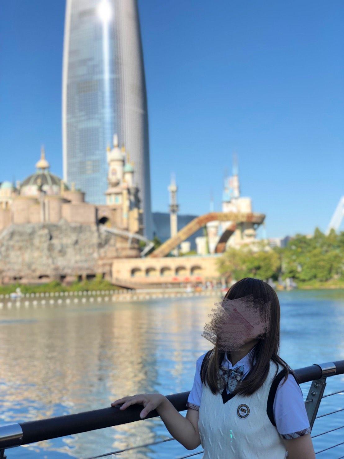 서울 이화교복 매장에서 교복 체험하는 고객